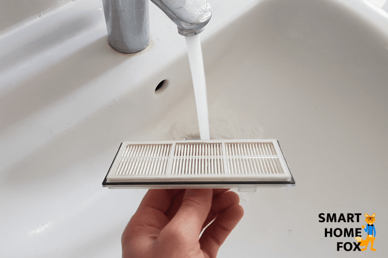 Der HEPA-Filter des Roborock S7 wird unter laufendem Wasser ausgewaschen